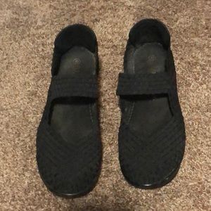 Bernie mev. Black woven super comfortable wedges